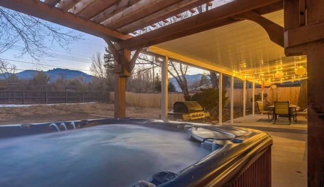 Hot Tub Mountain View Broadmoor Ranch Retreat Stay