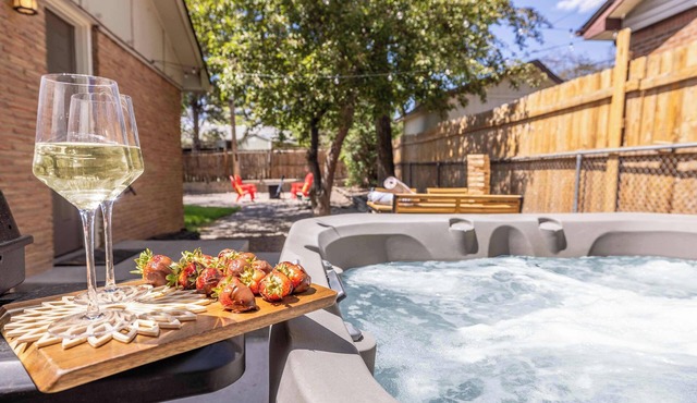 Hot Tub | Pets Yes | Movie Theater | Game Console