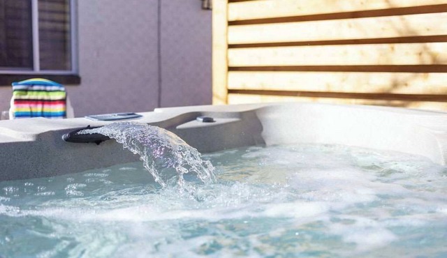 Hot Tub, Putt-Putt, and Family Friendly Summer Escape!