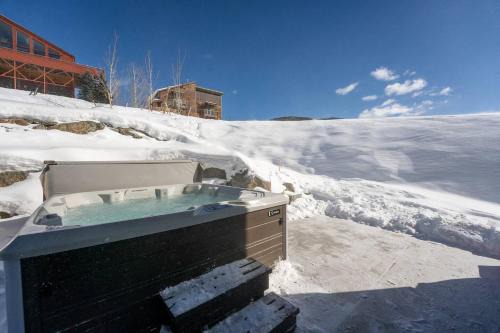 Hot Tub, Views, Walk to Coffee, Luxury Retreat