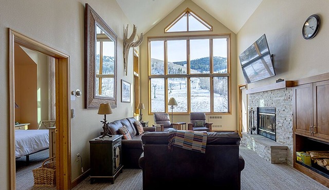 HUGE 4 bedroom plus loft, Top Floor, TRUE Ski In/Out, Total Remodel 2021