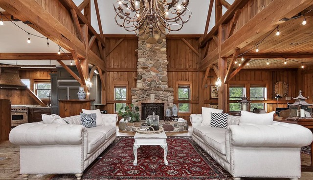 Huge Renovated Barn Estate. Perfect for Groups in McHenry