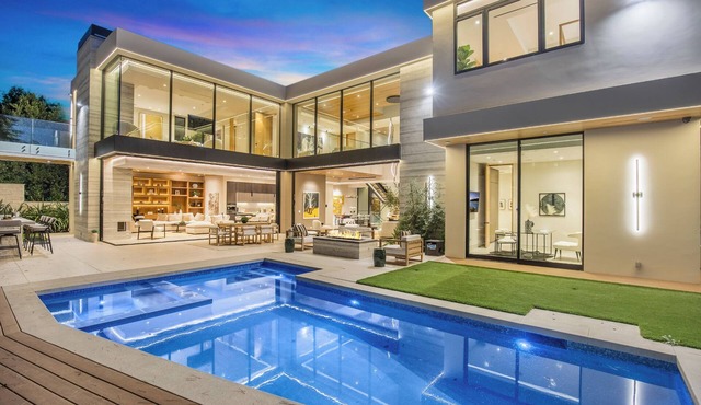 Hutton Modern - Architectural Masterpiece 5BD/8BA Private & Gated Oasis in Los Angeles