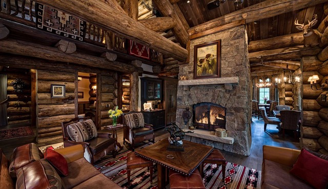 Iconic Western Luxury Retreat, Cinema, HotTub, Firepit, BBQ & Village Parking!