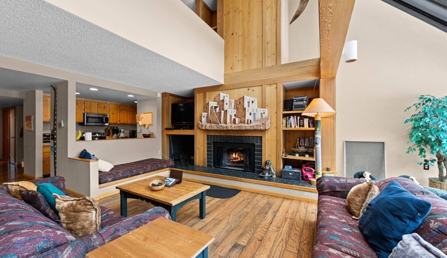Ideal Location in Keystone; 10 min Walk to Lifts/Shops/Lake w/Scenic Views