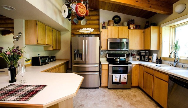 Idyllic Getaway Cabin for Families with Home Theater, Ping Pong, and Video Games in Nederland, Colorado