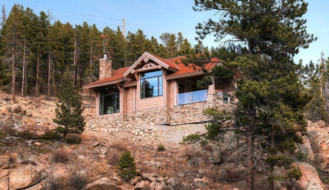 Incredible Rustic Cabin with Modern Amenities, Mountain Vistas, and Fire Pit near Boulder, Colorado