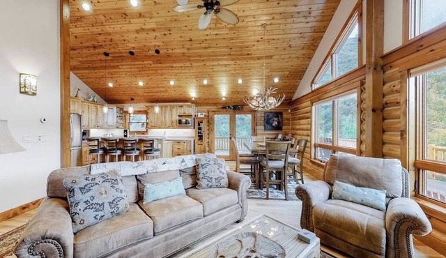 Inviting cabin with lovely lake & mountain views - close to town & hiking