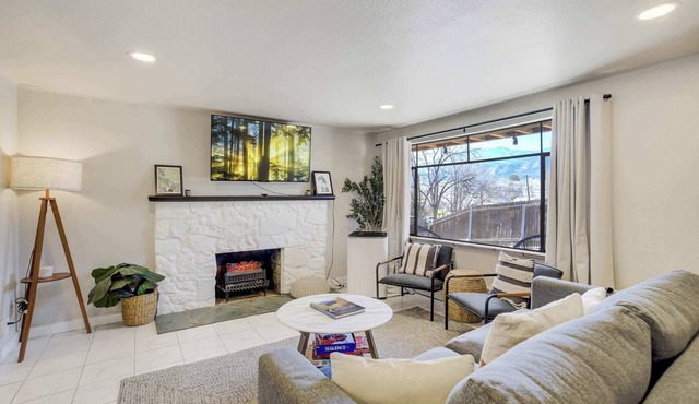 Ivywild Flat! Pet Friendly Near Broadmoor w/Views