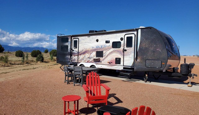 Jupiter Camper Suite - Family planet camper with bunk beds, sleeps six