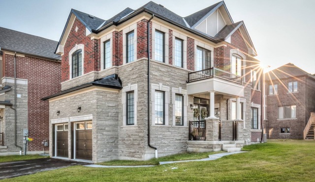 King Bed I Chefs Kitchen I Toronto Hub I 5 Beds 3.5 Bath I 8km from Tesla Chrg in Pickering