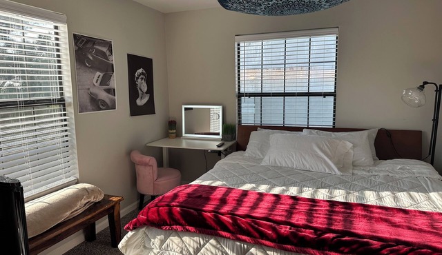 King Bed & Steps to Garden of Gods with Pool, HotTub, Sauna and Gym! Share Stay.