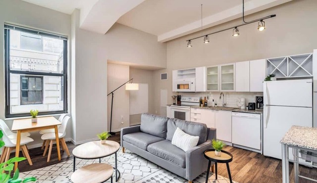 King Bed w/Pool & Gym, Near Over the Rhine in Cincinnati