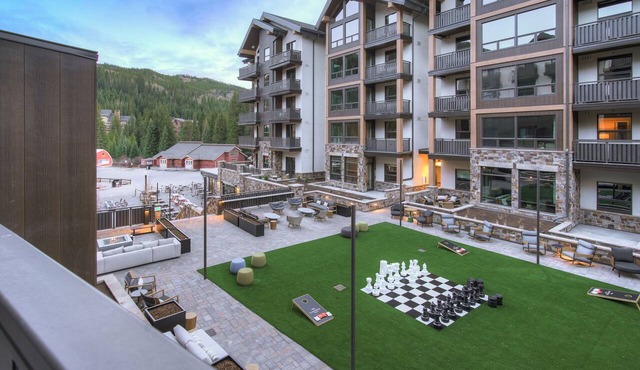 King Room w/Balcony | Pool, Spa & Ski Access