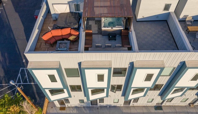 Lake view Spa oasis in the city of Denver (hot-tub on the roof top)