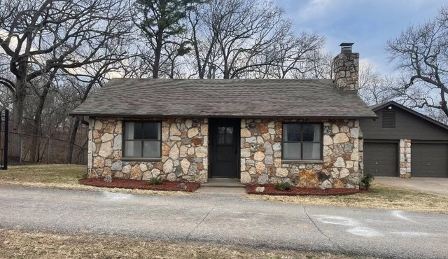 Lakefront 2 bedroom cozy house on Grand lake at Stony Point