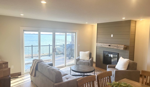 LAKESIDE CABIN RETREAT on Forest Lake. The golden coast. 5 min walk downtown.
