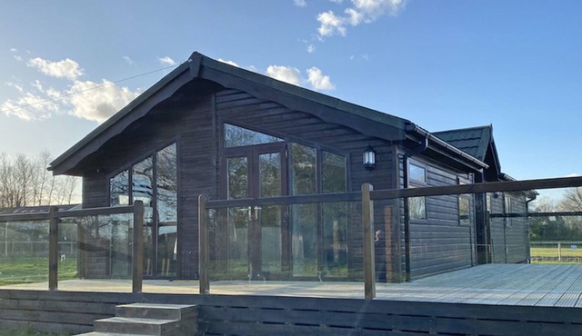 Lakeside Lodge with Beautiful Views in Bethersden
