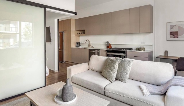 Landing | Chic Studio, Pool, Gym