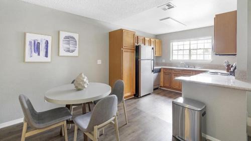 Landing Modern Apartment with Amazing Amenities (ID4127X27)