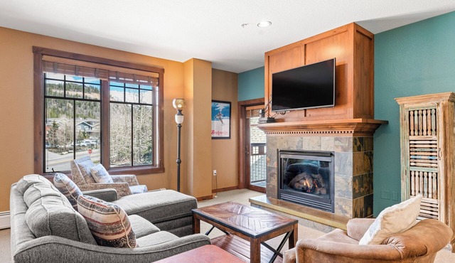 Large 2 Bdrm on Main St/Peak 9 Base; Hot Tubs/Pool