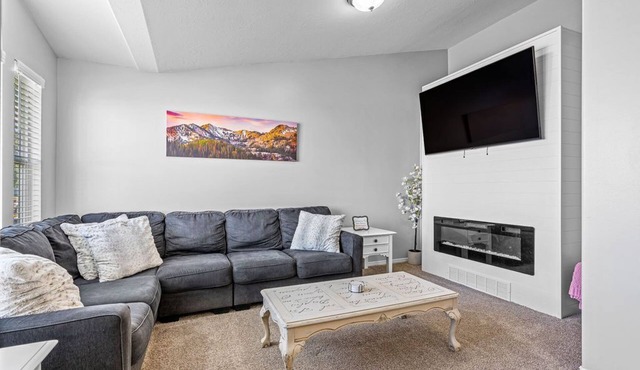 Large family home close to HAFB/Lagoon water park in Clearfield