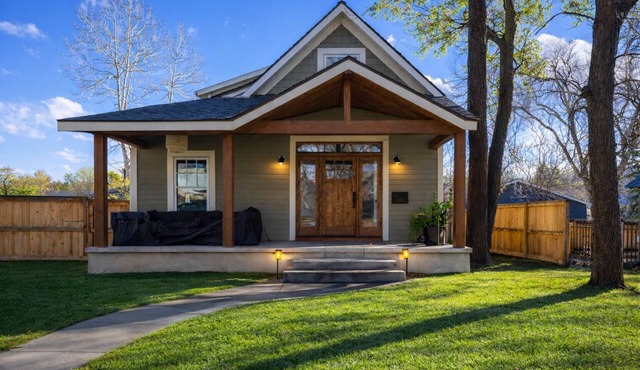 Large Group Retreat Downtown with Hot tub, Fire Pit, Balcony, Office, & More