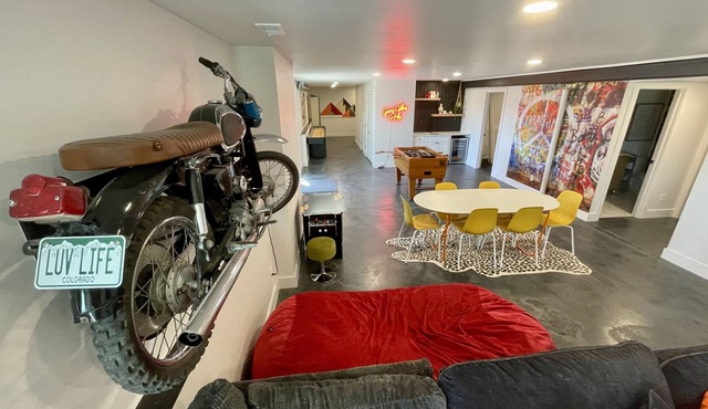 Large Home + Sleeps 20 + Hot Tub + Backyard Oasis + Optional add-on CABOOSE