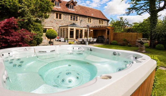 Large Luxurious & Picturesque Countryside House in Longwell Green