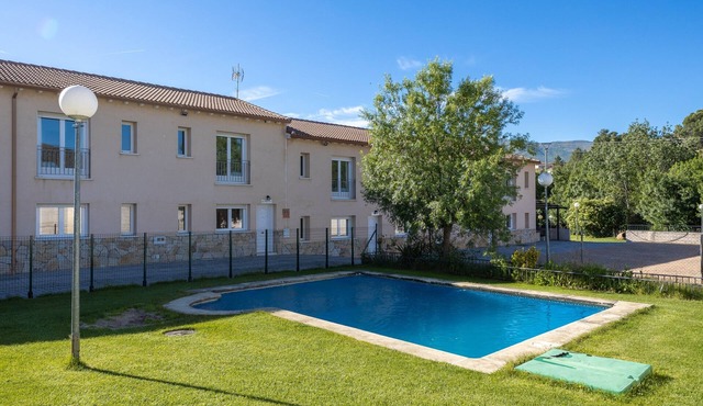 Las Gargantas de Gredos Holiday Complex with Pool and Mountain Views in Burgohondo