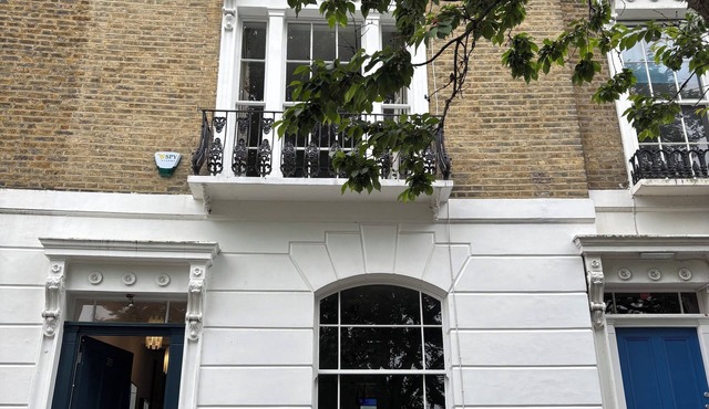 Light- filled Georgian townhouse with big sunny garden on Islington square in London