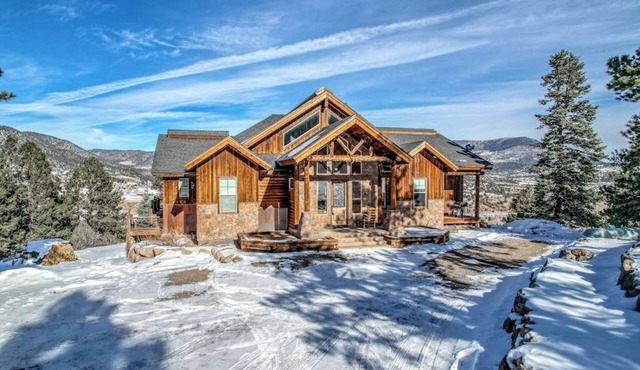 Lodge-style home with striking mountain views, fireplaces, & hot tub