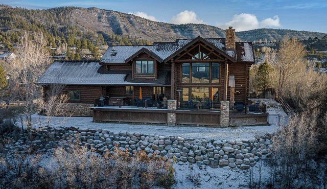 Log Cabin with Amazing deck & views - 3 miles to downtown DGO - Hot Tub/AC