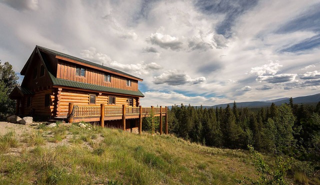 Log Cabin with Breathtaking Views, Dogs OK