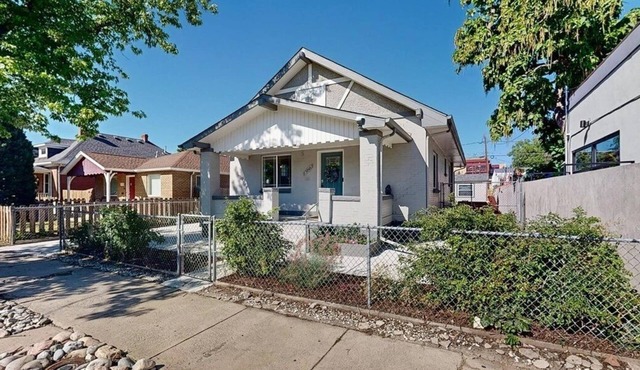 LoHi gem, 2 bedroom private unit with outdoor patio & hot tub!