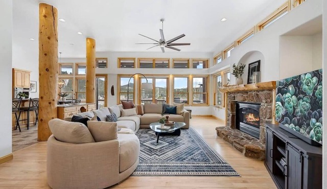 Lone Rock Mountain Retreat w/Views & Private Lake!