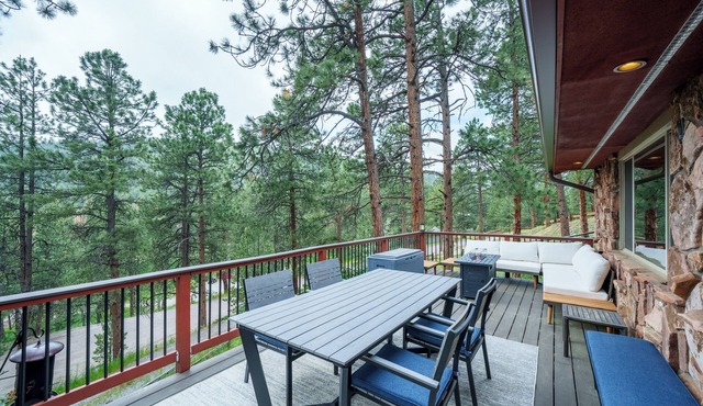 Lone Spruce Lodge- Mountain Tranquility with City Convenience in Evergreen