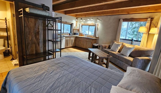 Lookout Tower: Sleeps 4- Water Views- Near Glacier in Coram