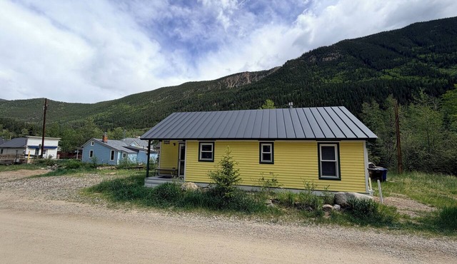 Lovely 2 bed 1 bath home on Creek in mountains w/deck, hot tub 2 King & 1 Queen