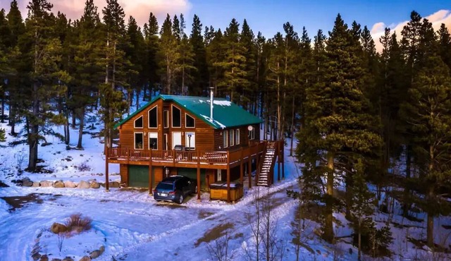 Lovely 3BR Near Town w/Hot Tub, Stunning Views!