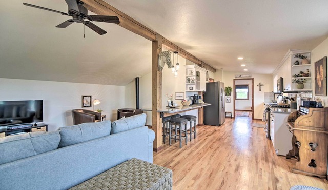 Lovely Barn Loft w/Mountain Views on Horse Estate