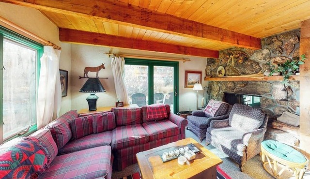 Lovely Riverfront Home w/Private Washer/Dryer, Fireplaces - Close to Ski Resorts
