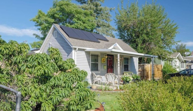 Lucia's quaint cottage near downtown - Woof!