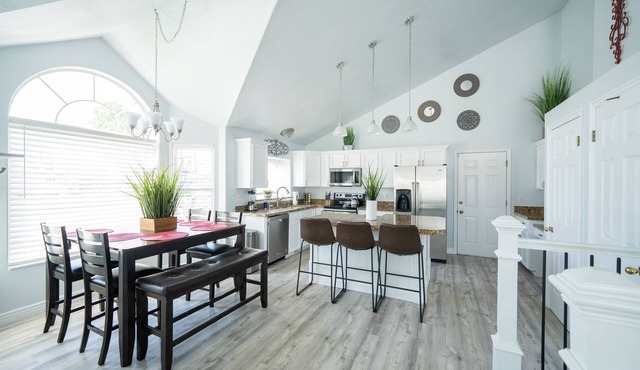 Lux 5bd King w/Theater+Office