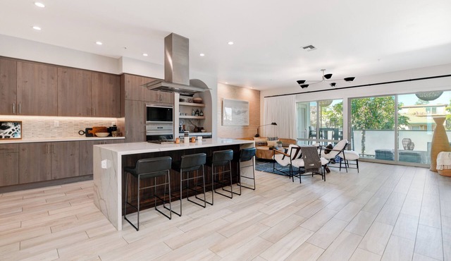 Luxe Designer Condo, Top Floor, Dual Master, Walk to Harbor in Point Loma SD