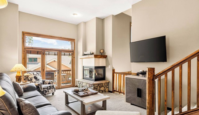 Luxe Primary Bath! Private Hot Tub, Walk to Lifts