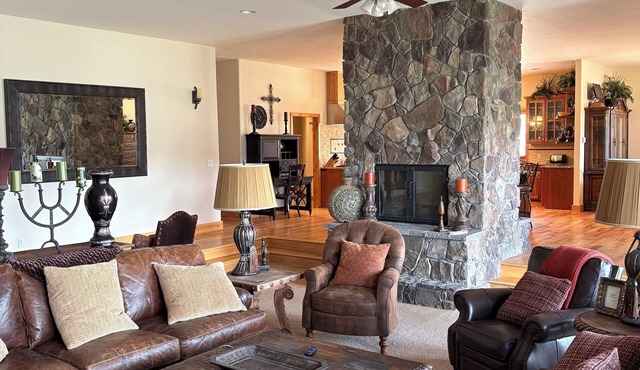 Luxurious/Cozy 4-bedroom cabin located outside serene Gunnison for your getaway