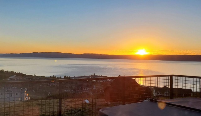 Luxurious farmhouse industrial design. Private HotTub, relax with gorgeous views in garden city
