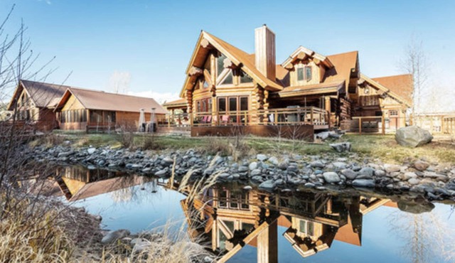 Luxurious log cabin with river views, hot tub, firepit, outdoor areas, & W/D