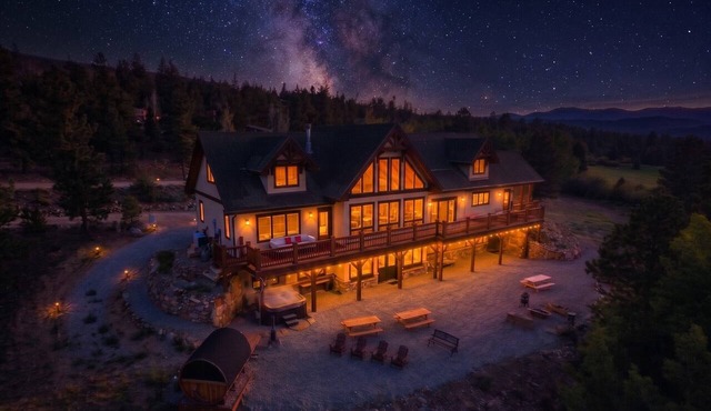 Luxurious retreat with grand views of Twin Lakes and the Sawatch Mountain Range